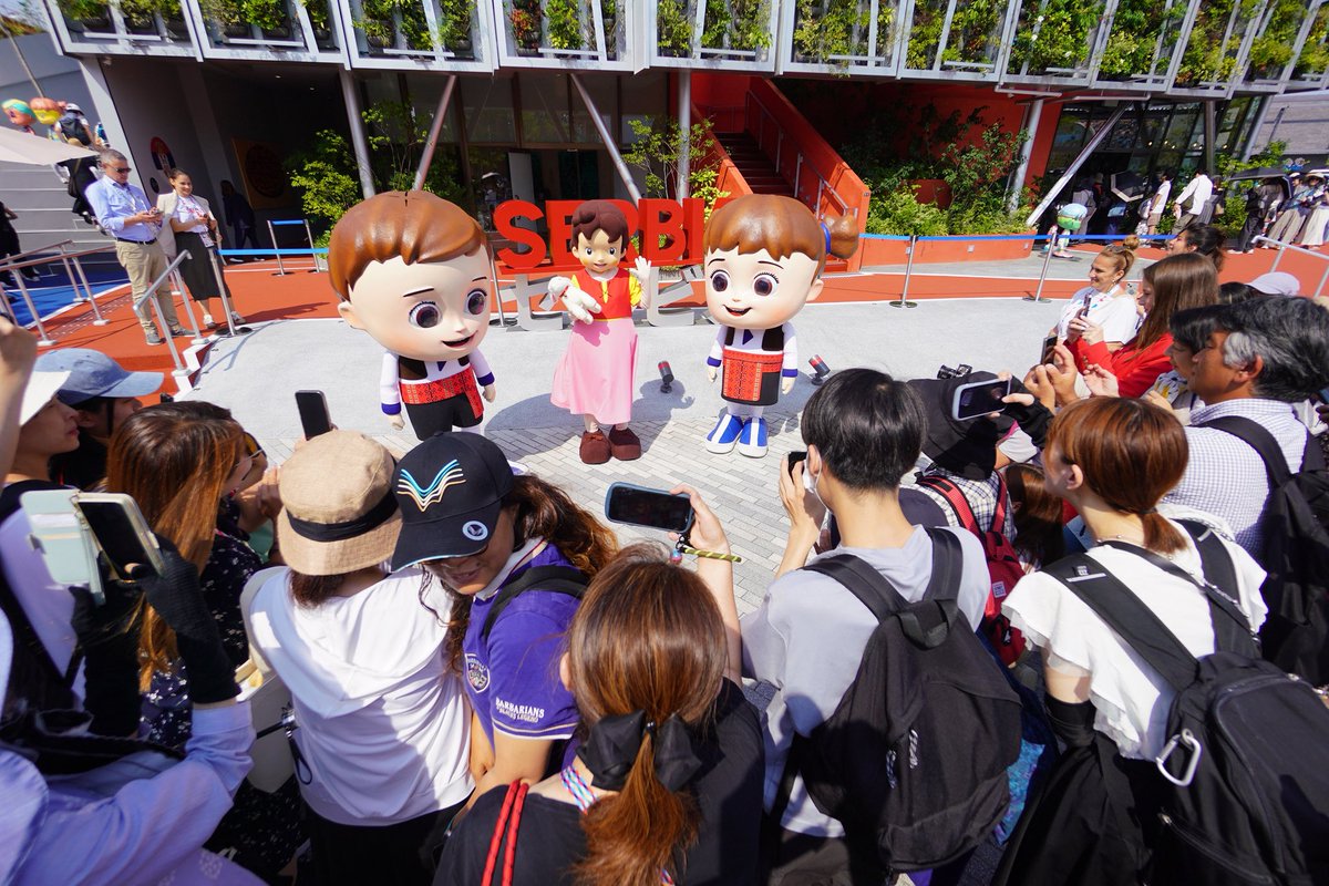 くちぶえはなぜ〜♪スイス館🇨🇭のマスコット、ハイジがセルビア館