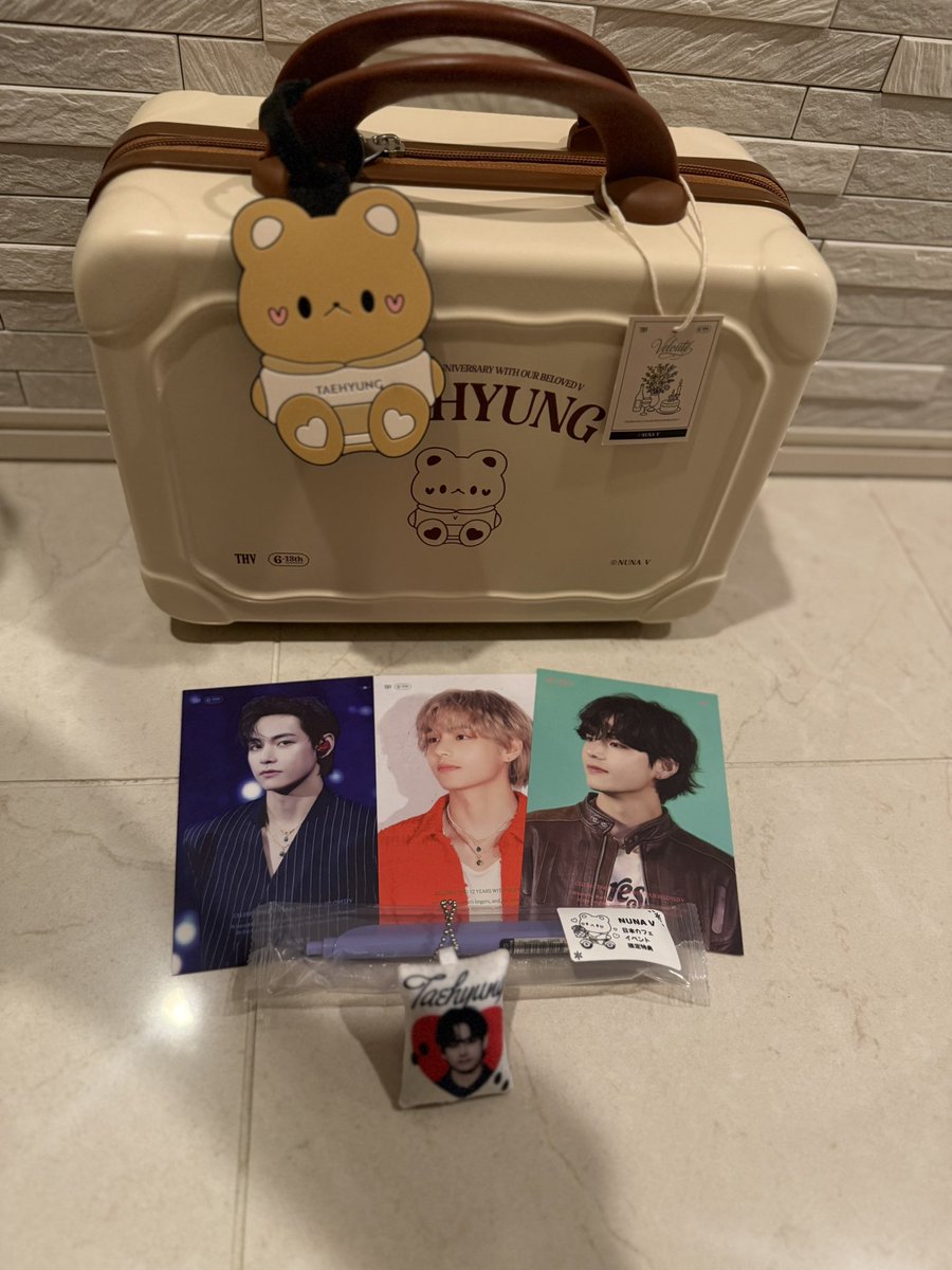 usakuma91230's tweet photo. ♡⋆₊˚𝑽𝒆𝒍𝒐𝒖𝒕𝒆˚₊⊹♡
𝖢𝖾𝗅𝖾𝖻𝗋𝖺𝗍𝗂𝗇𝗀 𝟣𝟤 𝗒𝖾𝖺𝗋𝗌 𝗐𝗂𝗍𝗁 𝗈𝗎𝗋 𝖻𝖾𝗅𝗈𝗏𝖾𝖽 𝖵 by 𝖭𝖴𝖭𝖠 𝖵
POP-UP Goodsが届きました
可愛いくて..またまた幸せな気持ちになります✨
素敵なテテのポスカやボールペンもありがとうございます💚
@_nuna_V 님
@_nuna_V_JP 様
#V_Velouter https://t.co/2nFkLk48cw