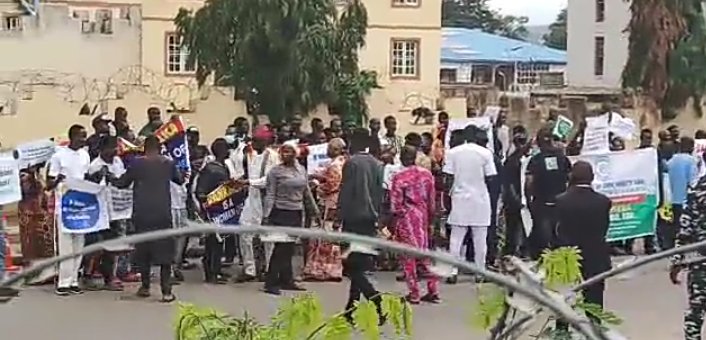 SaharaReporters's tweet photo. Chaos At Federal Character Commission In Abuja As Thugs Loyal To Chairperson Dankaka Storm Office Amid Workers’ Corruption Protest | Sahara Reporters https://t.co/96bczxbm6p https://t.co/711Qc7yIPq