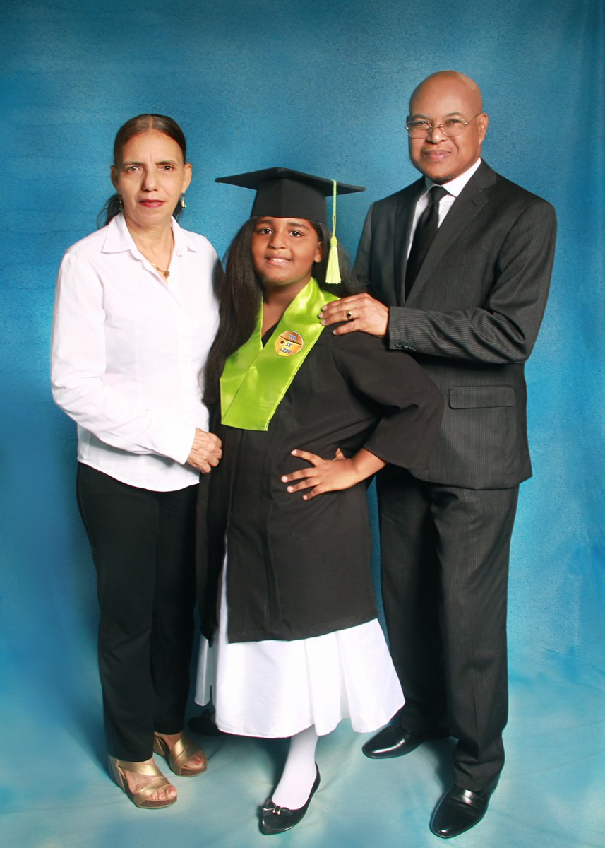 monts6's tweet photo. La niña Aylin calificacion escolar sobresaliente 2025, felicidades!!! https://t.co/JjqCEbHMxg