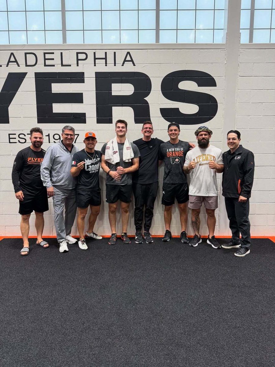 Flyers have enlisted UFC fighter Andre Petroski and Bare Knuckle fighter Johnny Garbarino for offseason training 👊

(via IG/andrepetroski, teamgarbarino)