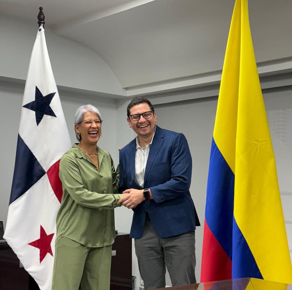 comisioncreg's tweet photo. #EsNoticia | 🗞️📢¿Te enteraste?

✍🏻✨Se firmó un acuerdo regulatorio para la interconexión eléctrica entre #Colombia y #Panamá 🇨🇴🇵🇦

⚡✨Este proyecto estratégico busca mejorar la seguridad energética, optimizar los recursos disponibles y avanzar en los objetivos de transición energética en América Latina.💡

📰Todo el artículo - vía @Portafolioco
https://t.co/0E8kj9DJR1