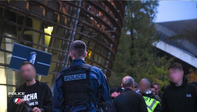 #SécuritéDuQuotidien I Ce soir, les effectifs de #Police sont mobilisés afin d'assurer la tranquillité publique, pour le match opposant la France au Brésil au stade des Alpes à <a href="/VilledeGrenoble/">Ville de Grenoble</a>.
➡️Afin que l'évènement reste festif adoptez un bon comportement. 
#Protéger