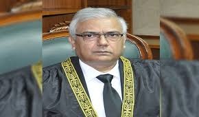 اس پر اپنے حصے کی لعنت بیجھتے جائیں
اس نے آج انصاف کو بیچ چوراہے پھانسی دے دی ہے