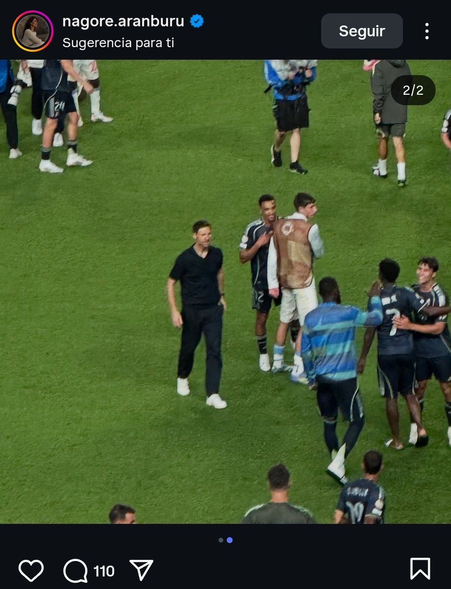 MrGafan's tweet photo. Me mata que la mujer de Xabi le haga fotos al marido como si fuese tu hijo el que hace la obra de teatro de final de curso.

Que este tío lleva dando clases de fútbol 20 años tú. Boomerada histórica pero muy romántica. https://t.co/YzCFMZTUM2