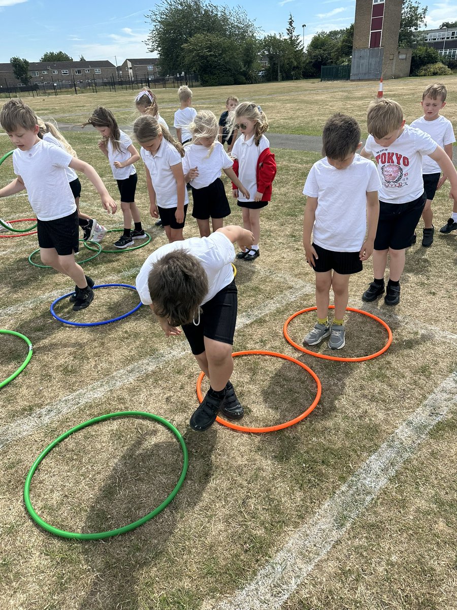 GCPYEAR2's tweet photo. We’ve been working on teamwork and communication in our PE lessons @PrimaryGreat #gcppe https://t.co/Vy2QaNR6vk
