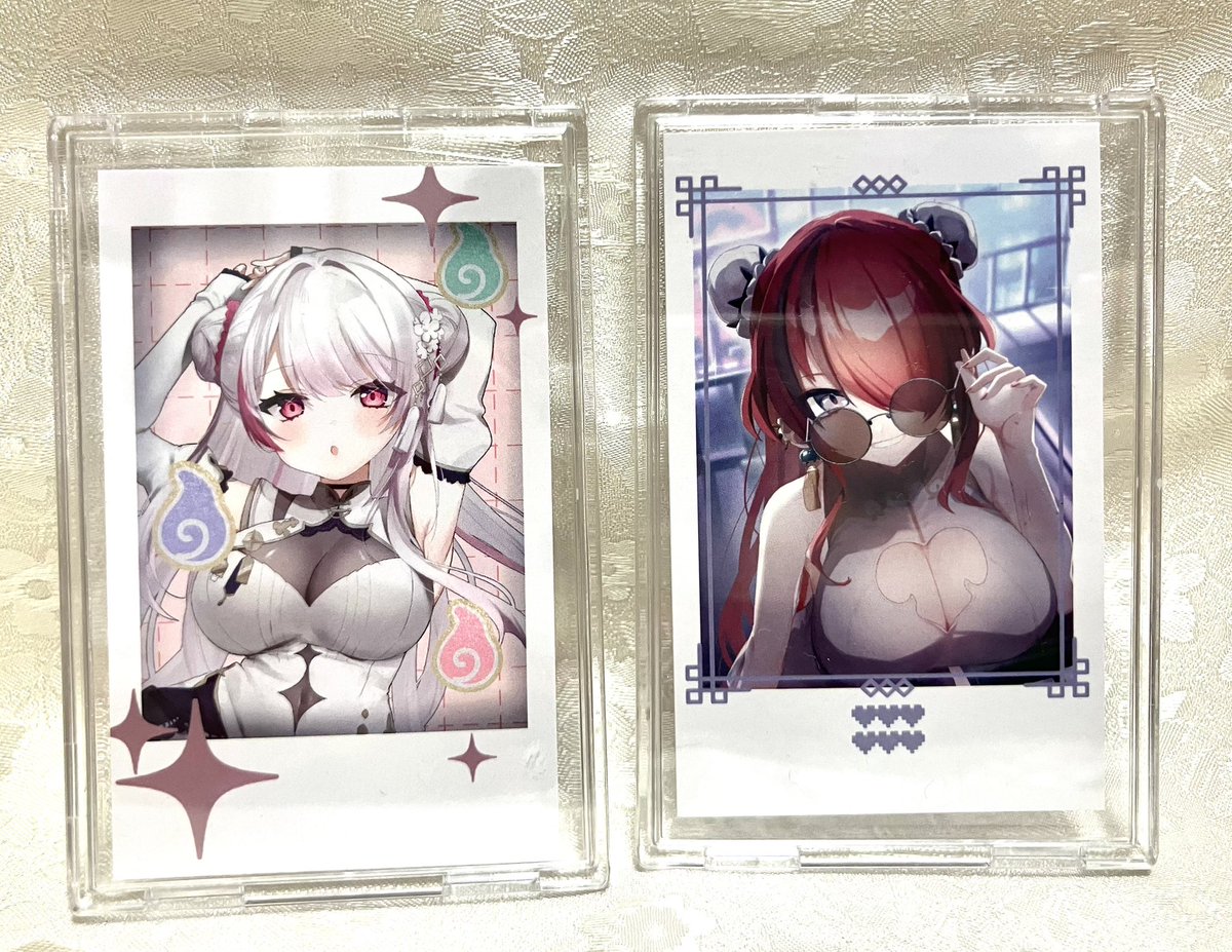 「チェキ風カード、アクスタの写真です アクリルパネルは直接搬入にしたので私もドキド」|ひも🧧お仕事募集中のイラスト