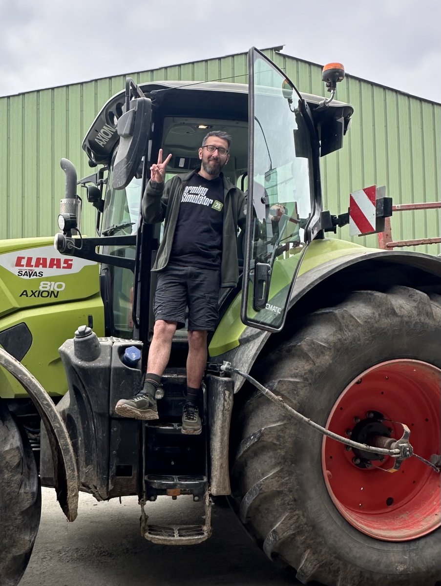 PLAION_FR's tweet image. Souvenez-vous : il y a quelques mois @valouzz_ @LeBouseuh @DobbyElfe_ et @Kaatsup faisaient un marathon de 72h sur #FarmingSimulator25 ! 🚜

Les gagnants du concours organisé lors de ce week-end sont partis à la découverte de l’univers de la ferme dans un gîte près de Grézillé !