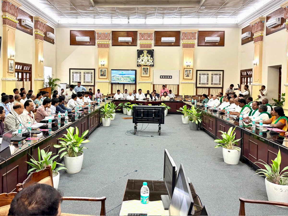 ಇಂದು ಬೆಂಗಳೂರು ವಿಧಾನಸೌಧದ ಸಭಾಂಗಣ ದಲ್ಲಿ ನಡೆದ ತುಂಗಾಭದ್ರಾ ಯೋಜನೆ ಹಾಗೂ ವಿಜಯನಗರ ಕಾಲುವೆಗಳ 124ನೇ ನೀರಾವರಿ ಸಲಹಾ ಸಮಿತಿಯ ಸಭೆಯಲ್ಲಿ ಭಾಗವಹಿಸಿ ಬಳ್ಳಾರಿ ಜಿಲ್ಲೆಯ ರೈತರ ಬೆಳೆಗಳಿಗೆ ಯಾವುದೇ ತೊಂದರೆ ಆಗದಂತೆ ಕಾಲುವೆಗಳಿಗೆ ನೀರನ್ನು ಹರಿಸೋಣ ಎಂದು ಸಭೆಯಲ್ಲಿ ಚರ್ಚೆ ನಡೆಸಲಾಯಿತು.

#BNagendra #Ballari #TBDam #Farmers