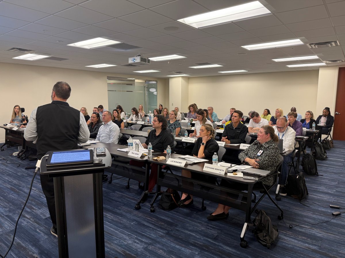 EverBank's tweet image. EverBank had the opportunity to partner with @ConsumerBankers to offer sessions of Banking Fundamentals and MarketSim.
Continuous education helps associates grow into the next generation of banking leaders. 📝📚
*Member FDIC