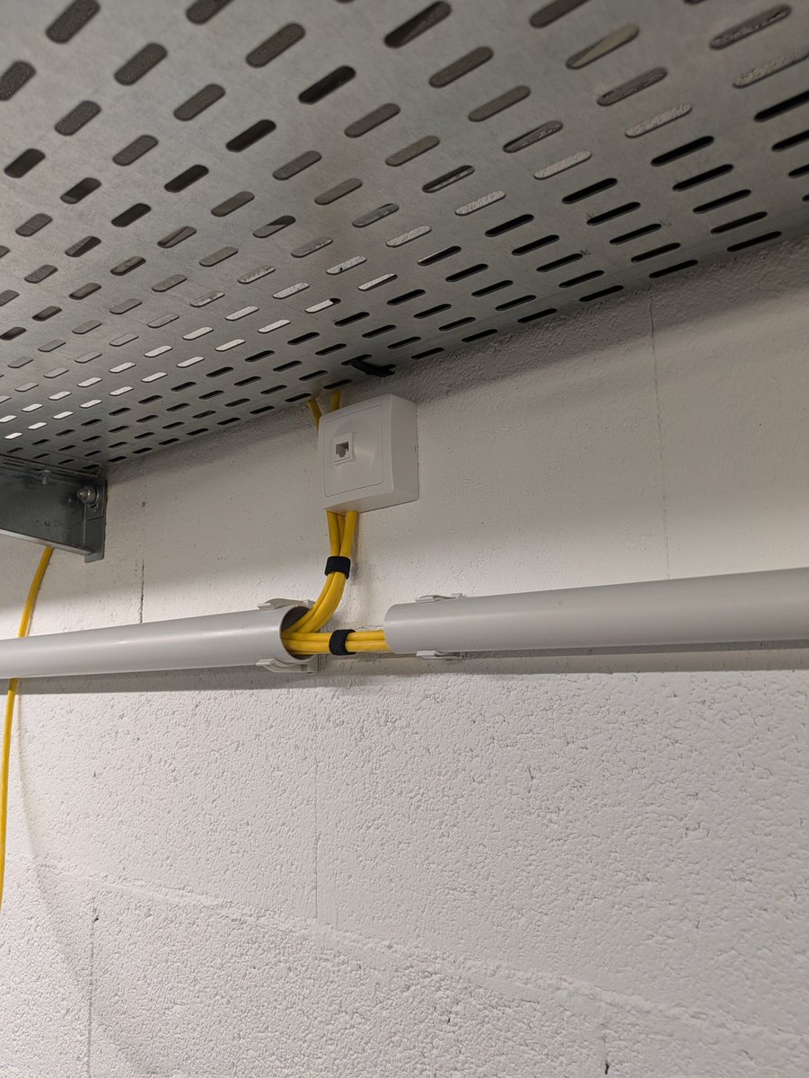 Cette semaine passage des câbles réseaux pour le sous-sol et câblage des prises pour les onduleurs !

#datacenter #RG2 #Association