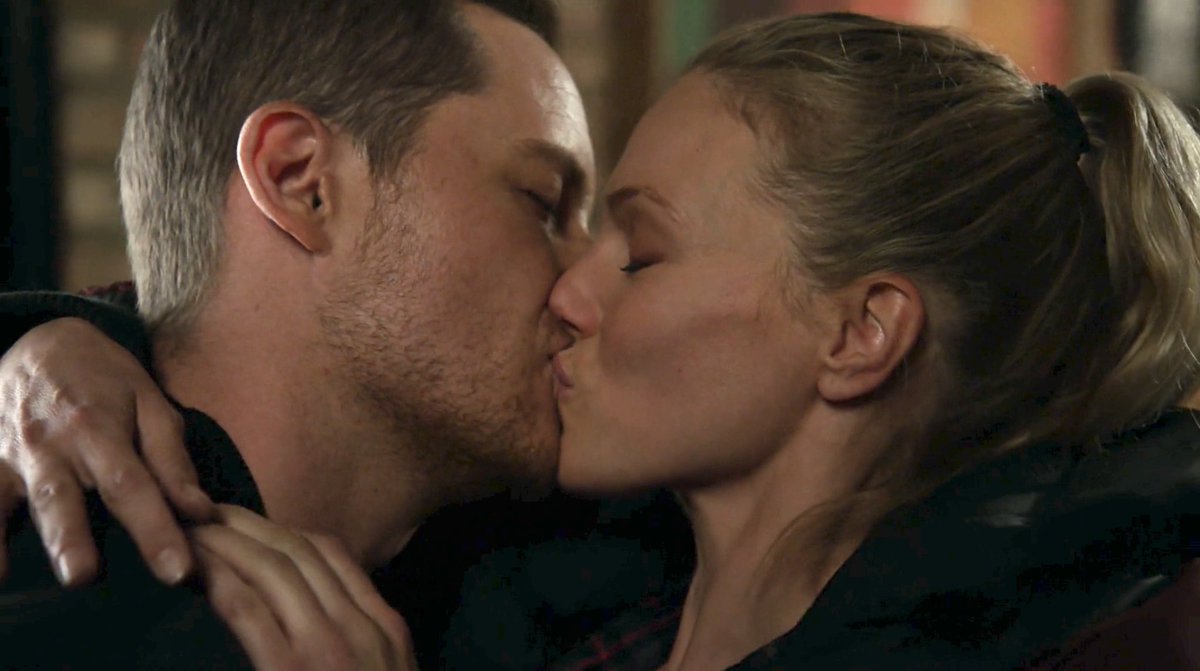 margaritarez's tweet image. straight out of fan fiction is jay showing up to work with the same clothes from the night before and hailey wearing a hoodie with just her bra underneath. so unreal it erased the last scene of that episode from my mind ❤️