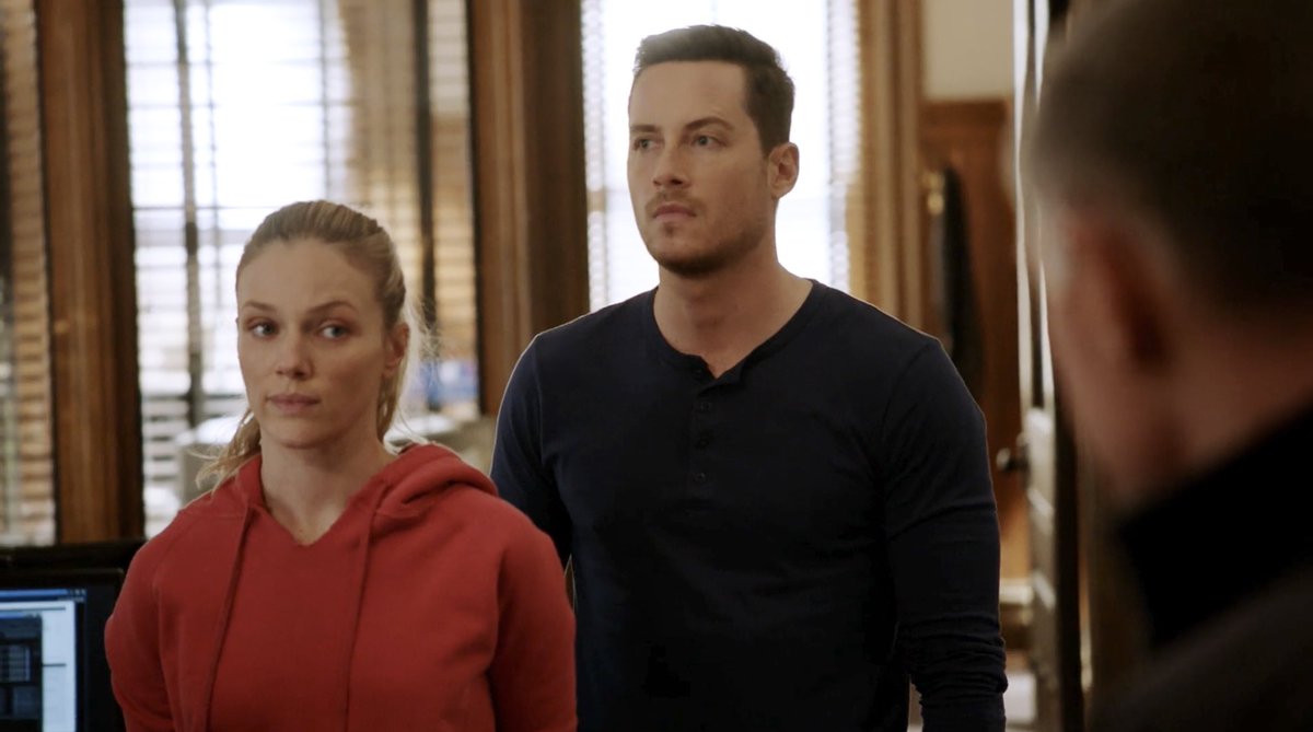 margaritarez's tweet image. straight out of fan fiction is jay showing up to work with the same clothes from the night before and hailey wearing a hoodie with just her bra underneath. so unreal it erased the last scene of that episode from my mind ❤️