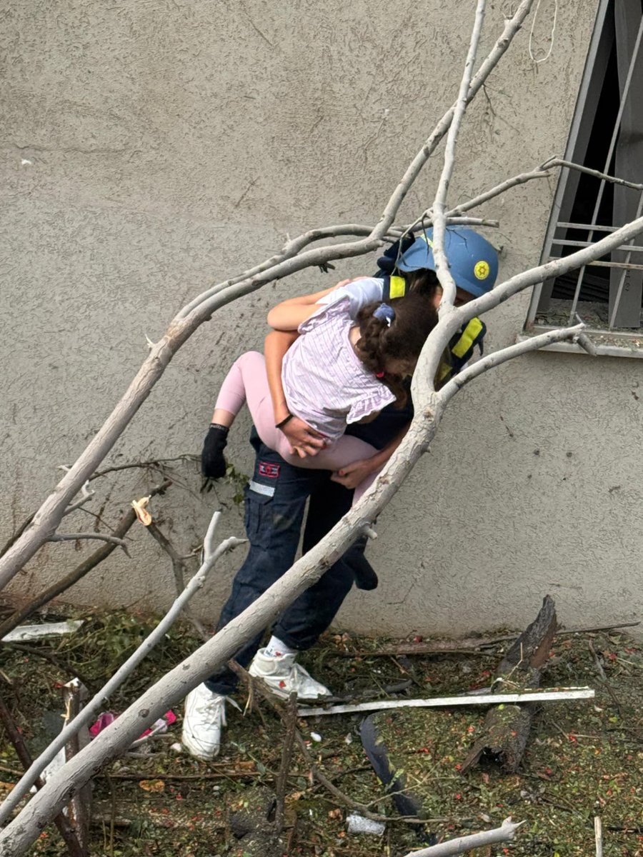 Magen David Adom teams are providing vital support to people impacted by the recent escalation of hostilities. They are providing ambulance services, search and rescue, and transferring patients with intensive care buses.
‌
📷: Magen David Adom