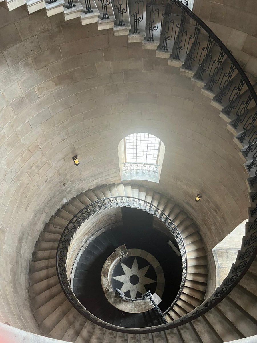 Merchant Taylors braved the heat for a rare tour of St Paul’s Triforium — uncovering mosaics, bells, Wren’s Great Model, and more. Huge thanks to MT Curator Ellie and the St Paul’s team!

#StPaulsCathedral #TriforiumTour #CityOfLondon