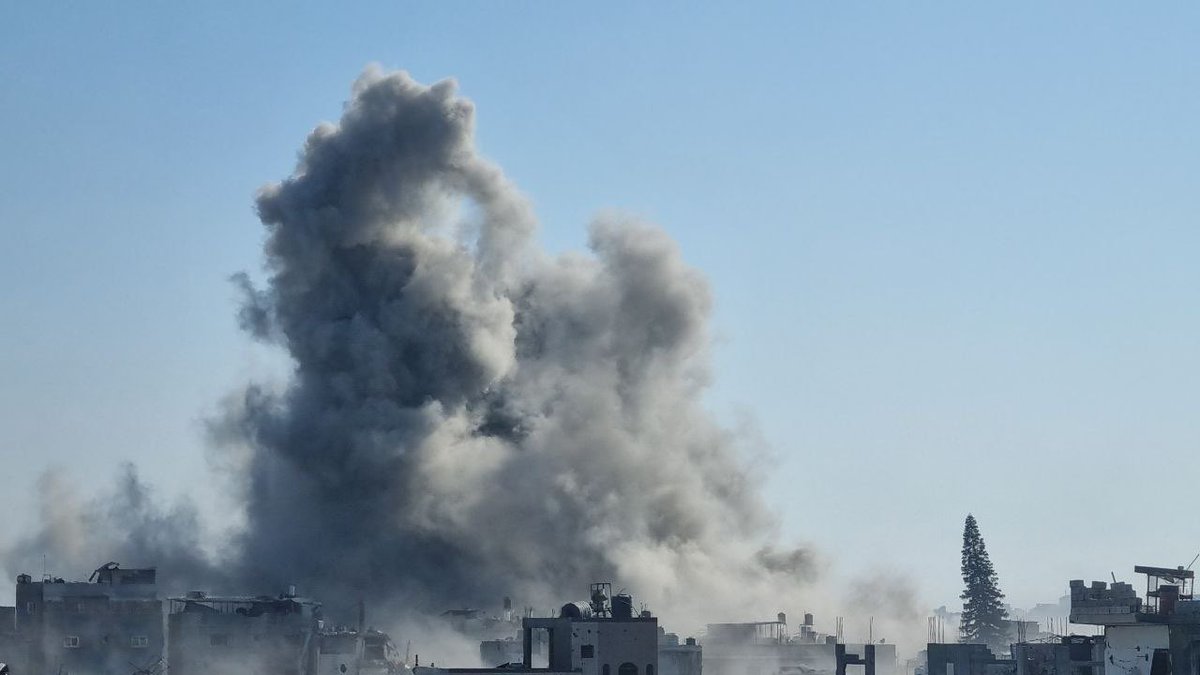 QudsNen's tweet photo. Breaking | Israeli occupation aircraft bomb a residential building in Jabalia city, northern Gaza Strip. https://t.co/WaA59ix8EM