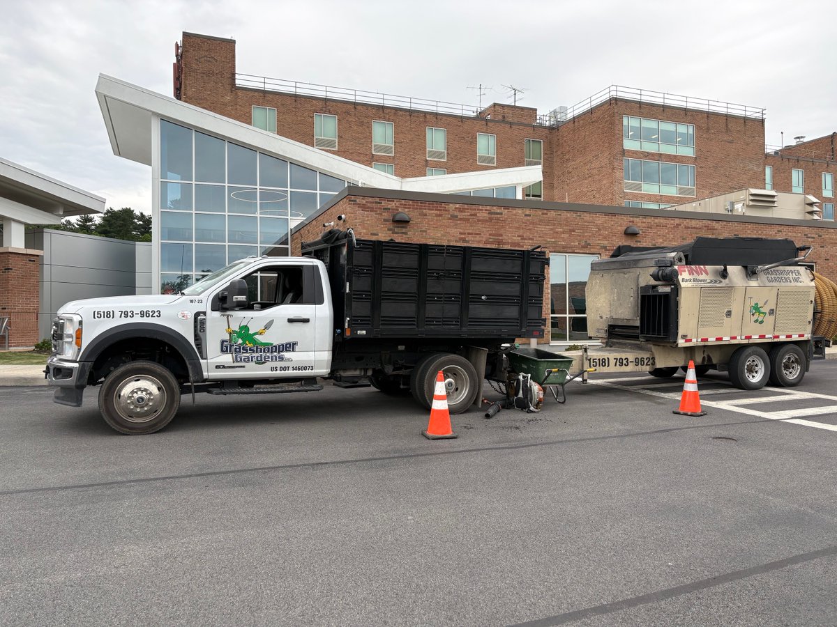 GrasshopperGrdn's tweet photo. 🌿 A little mulch goes a long way! Our team refreshed the mulch beds at Shaker Place with our trusty mulch blower. Keeping your business grounds healthy and beautiful is our mission.

#grasshoppergardens #albanyny #landscape #mulching https://t.co/nFDeJG8Glr