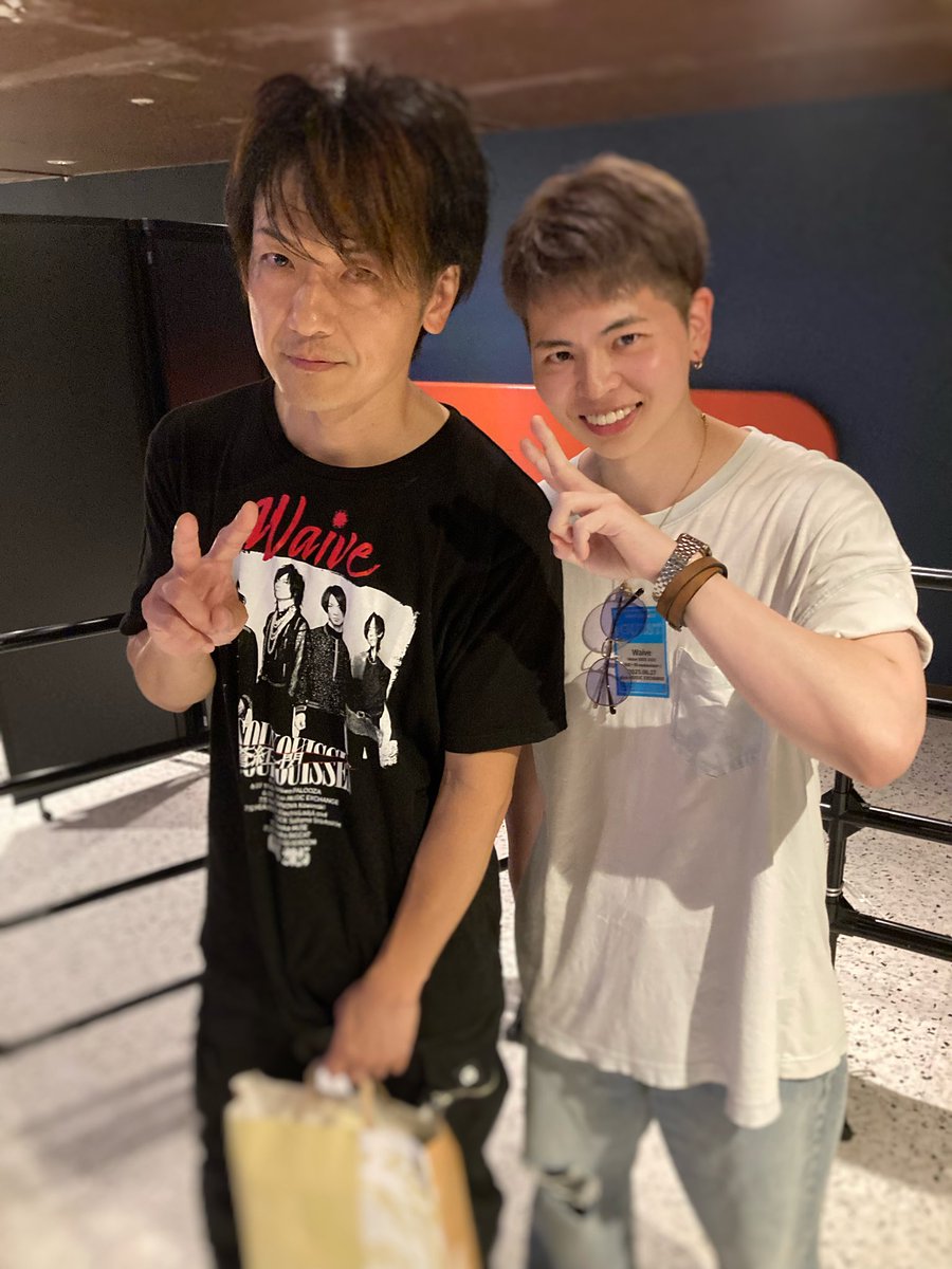 Gt_kosk's tweet photo. Waive GIGS 2025「蒼紅一閃 -soukouissen-」 @渋谷にて…MASHAでいつもお世話になってる康雄さんの現場に遊びに行ってきました！
そんな康雄さんとのライブは7/10(木)MASHAでご一緒です🎸
いつも思ってますが今日も素晴らしかったです🥁明日も応援してます！

そして僕も…明日のGargoyle頑張るぞ！ https://t.co/wErfGFTlxL