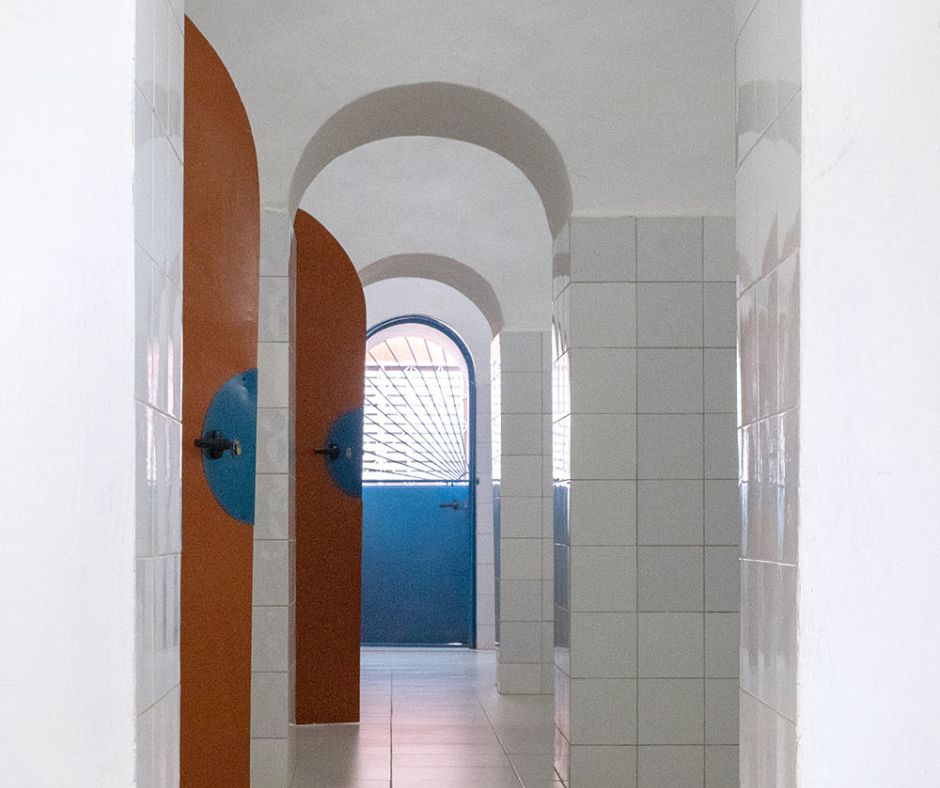 <a href="/PresidentaCSCAE/">Presidenta CSCAE</a> <a href="/laureano_matas/">Laureano Matas</a> <a href="/ELENAGUIJARRO9/">ELENA GUIJARRO</a> <a href="/asociacionASA/">ASA</a> <a href="/Obs2030_CSCAE/">Observatorio 2030 del CSCAE</a> <a href="/rioja54/">Nuria López Priego</a> <a href="/JuanAnt_Ortiz/">JAOrtizOrueta</a> <a href="/COMPACsurfaces/">COMPAC</a> <a href="/Patinunez/">Pati Nuñez Agency</a> 👉🏻 (2/2) Centro Médico Quirúrgico en Kaya
El centro es un modelo de arquitectura sostenible y evolutiva construida con técnicas vernáculas, materiales locales y mano de obra local, que mejora la atención sanitaria y fortalece la autonomía social.
#PremiosARQUITECTURA 2025