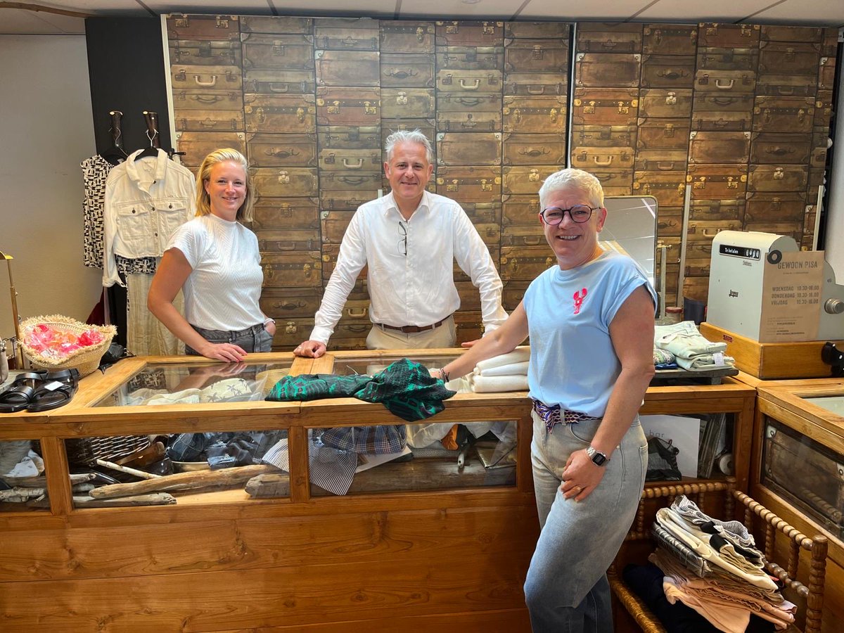 Vanochtend op werkbezoek bij Cindy van Gewoon Pisa in de Nieuwstraat. Wat een leuke winkel en mooi bedrijfsconcept, kleding met ervaring! Goed voor de het milieu en de portemonnee!