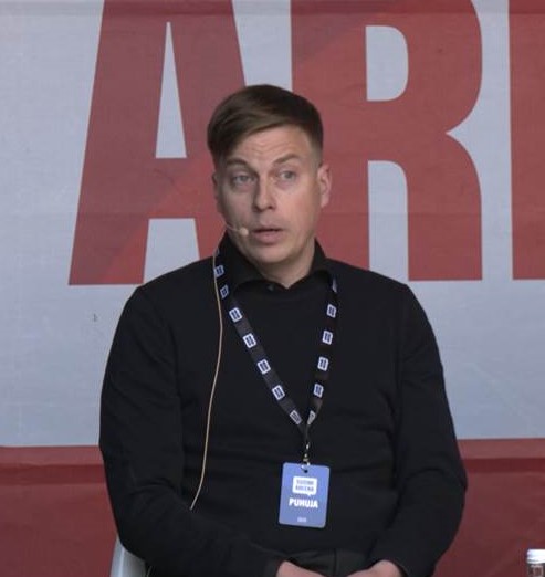 HJK ry:n toiminnanjohtaja Veli-Matti Rinnetmäki toivoo, että urheiluseurat voisivat seuratoiminnan perustuen lisäksi saada tietyn siivun tukea sen perusteella, kuinka heidän toimintansa on auttanut syrjäytymisuhan alla olevia lapsia ja nuoria.

hjk-j.fi/seura/uutiset/…