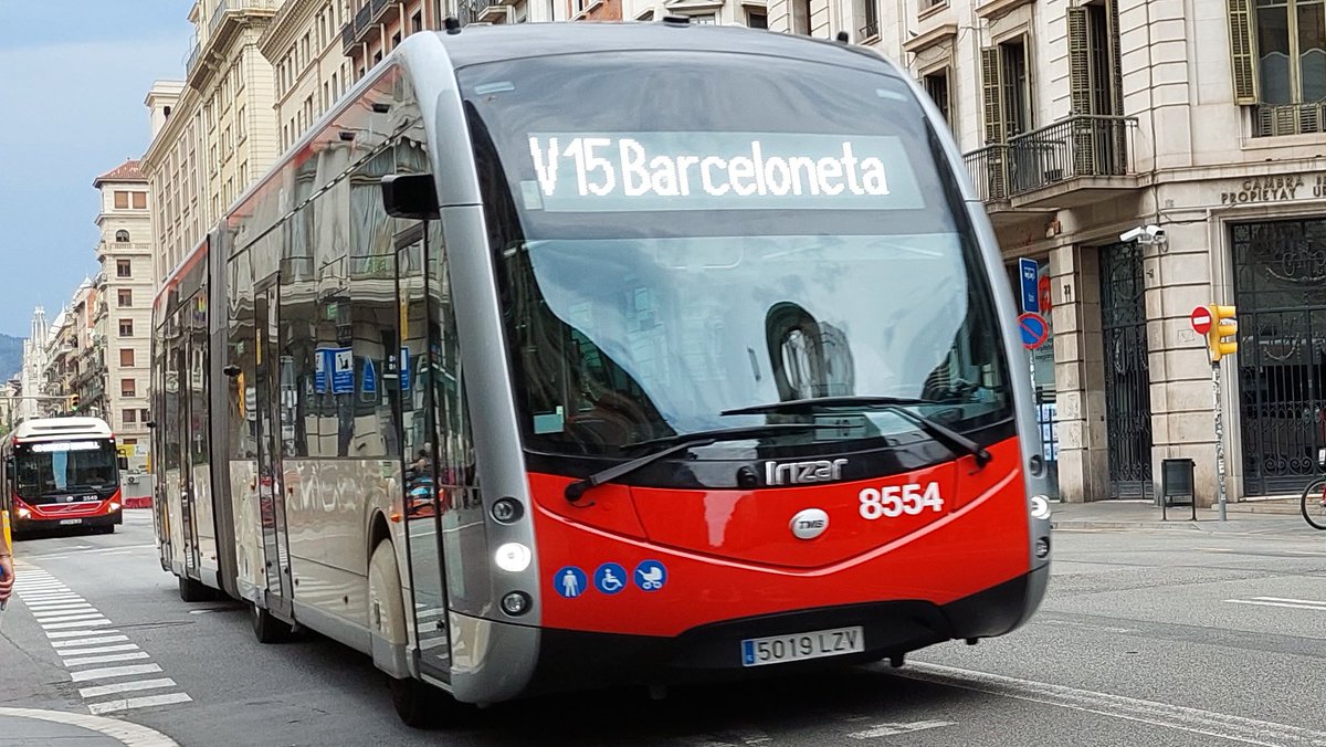 Continuen fent-se reformes urbanístiques a #BCN que, amb la pastanaga de donar la prioritat al vianant, van en detriment del #busbcn, amb mesures que el fan  menys atractiu, més lent i allunyat dels seus usuaris habituals. V15 i V17 amunt i avall per la Via Laietana, sisplau.