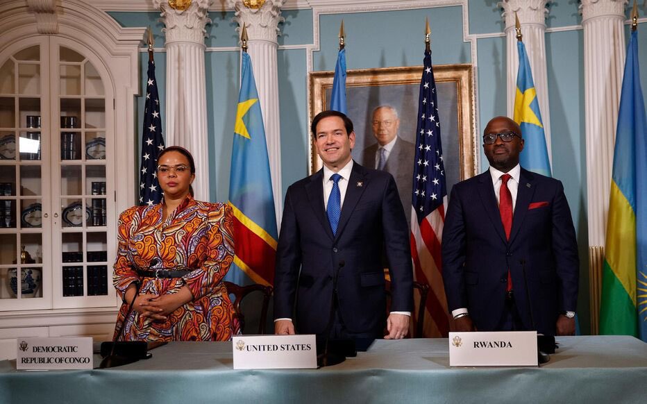 Depuis le bureau oval de la Maison Blanche, le Président américain Donald Trump suit de près la signature de l’Accord de paix entre la République Démocratique du Congo (RDC) et le Rwanda,  ce vendredi 27 juin au Département d’État.

Aussitôt après cette signature, le Président