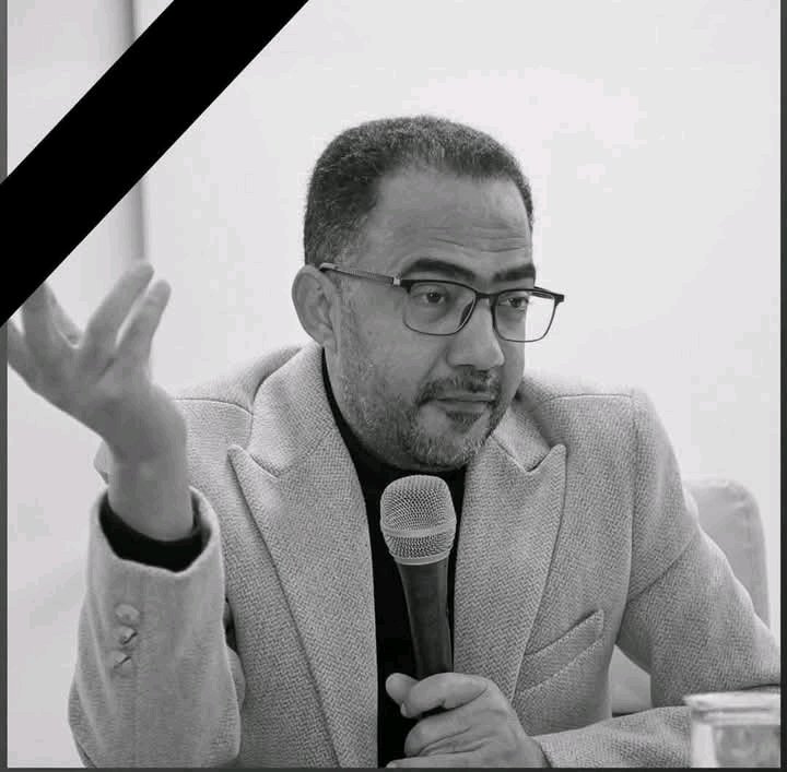 خالد الرويشان يكتب عن رحيل #فؤاد_الحميري ..

خفقة الطائر الأخيرة 
تغريدة الجيل .. وداعاً
رحيل فؤاد الحِمْيَري الشاعر 
كان مجرد طفل في السادسة عشرة حين رأيته في مقيل الدكتور عبدالعزيز المقالح وسمعتهُ في مطلع تسعينيات القرن الماضي مراراً في أربعاء مركز الدراسات والبحوث. كل أربعاء.