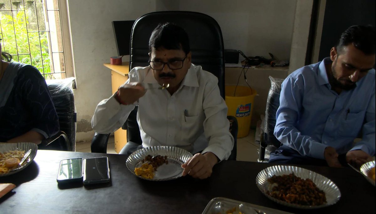 શાળા પ્રવેશોત્સવ અંતર્ગત પોરબંદર તાલુકાની શાળાઓમાં પ્રવેશ મેળવેલ બાળકોને  શુભેચ્છાઓ પાઠવી, બાળકોને પોષણયુક્ત આહાર મળી રહે તે સુનિશ્ચિત કરવામાં આવ્યું.
#ShalaPraveshotsav2025
<a href="/CMOGuj/">CMO Gujarat</a> <a href="/mansukhmandviya/">Dr Mansukh Mandaviya</a> <a href="/kunvarjibavalia/">Kunvarji Bavaliya</a> <a href="/GujDCoffice/">Guj DCoffice</a> <a href="/InfoPorbandar/">Info Porbandar GoG</a>