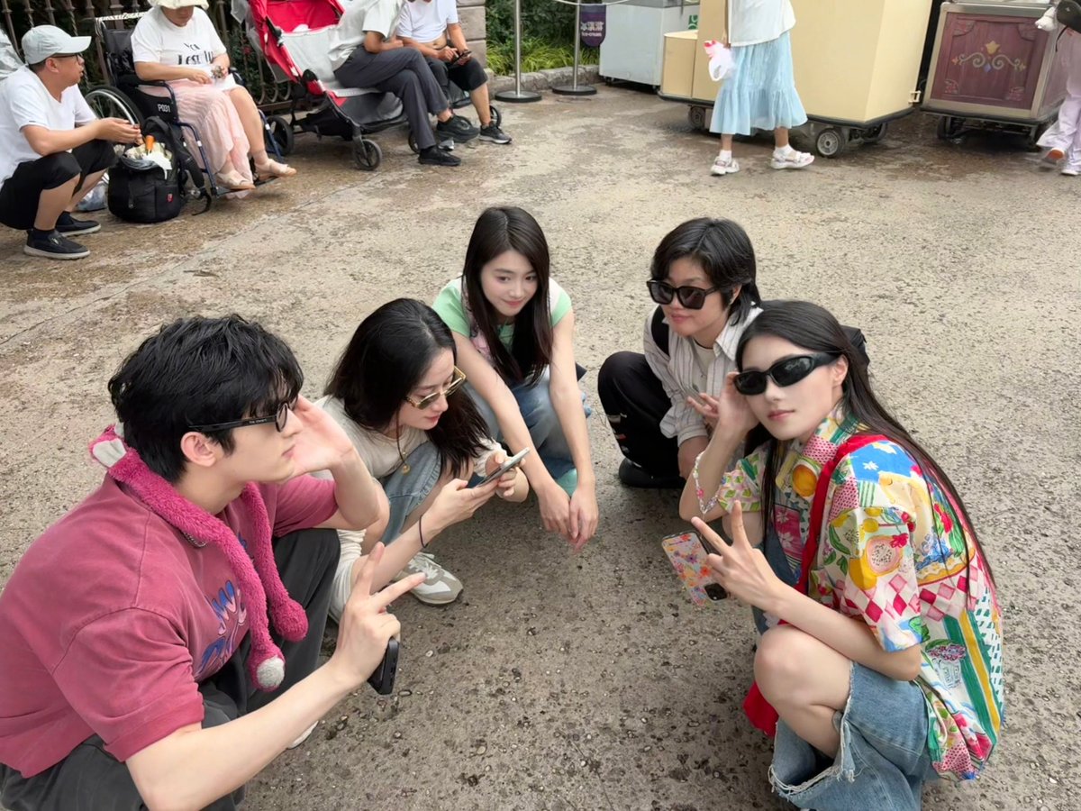 linlin061096's tweet photo. Haidao and Laoji went to Shanghai Disneyland with members of Drama 青川入梦(Qingchuan's Veil of Vengeance).

#WangLaoji
#王学习 https://t.co/ZCWWfNnqpM