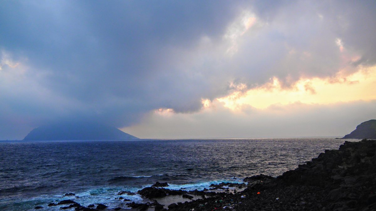 k19ch1's tweet photo. 6月27日
八丈島の夕暮れ
梅雨前線の影響で
曇り空の夕暮れ
夕陽と夕焼けは残念
ANA最終便は定刻就航
お疲れ様でした
#八丈島
#八丈島民図鑑
#宇喜多秀家公と豪姫の碑
#夕暮れ
#夕陽
#八丈島空港 #RJTH 
#JA73AN #全日空 https://t.co/iUBo2iV8ZO