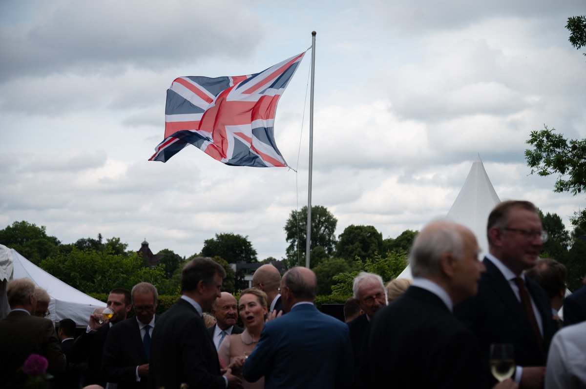 Andrew Mitchell (@andrewjonathanm) on Twitter photo Die King's Birthday Party in Hamburg war ein starker Ausdruck der engen 🇩🇪-🇬🇧Verbundenheit.
Danke an Honorarkonsul Nicholas Teller & den Ersten Bürgermeister <a href="/TschenPe/">Peter Tschentscher</a> für die Einladung – ein Abend voller wertvoller Begegnungen. Die King's Birthday Party in Hamburg war ein starker Ausdruck der engen 🇩🇪-🇬🇧Verbundenheit.
Danke an Honorarkonsul Nicholas Teller & den Ersten Bürgermeister <a href="/TschenPe/">Peter Tschentscher</a> für die Einladung – ein Abend voller wertvoller Begegnungen.