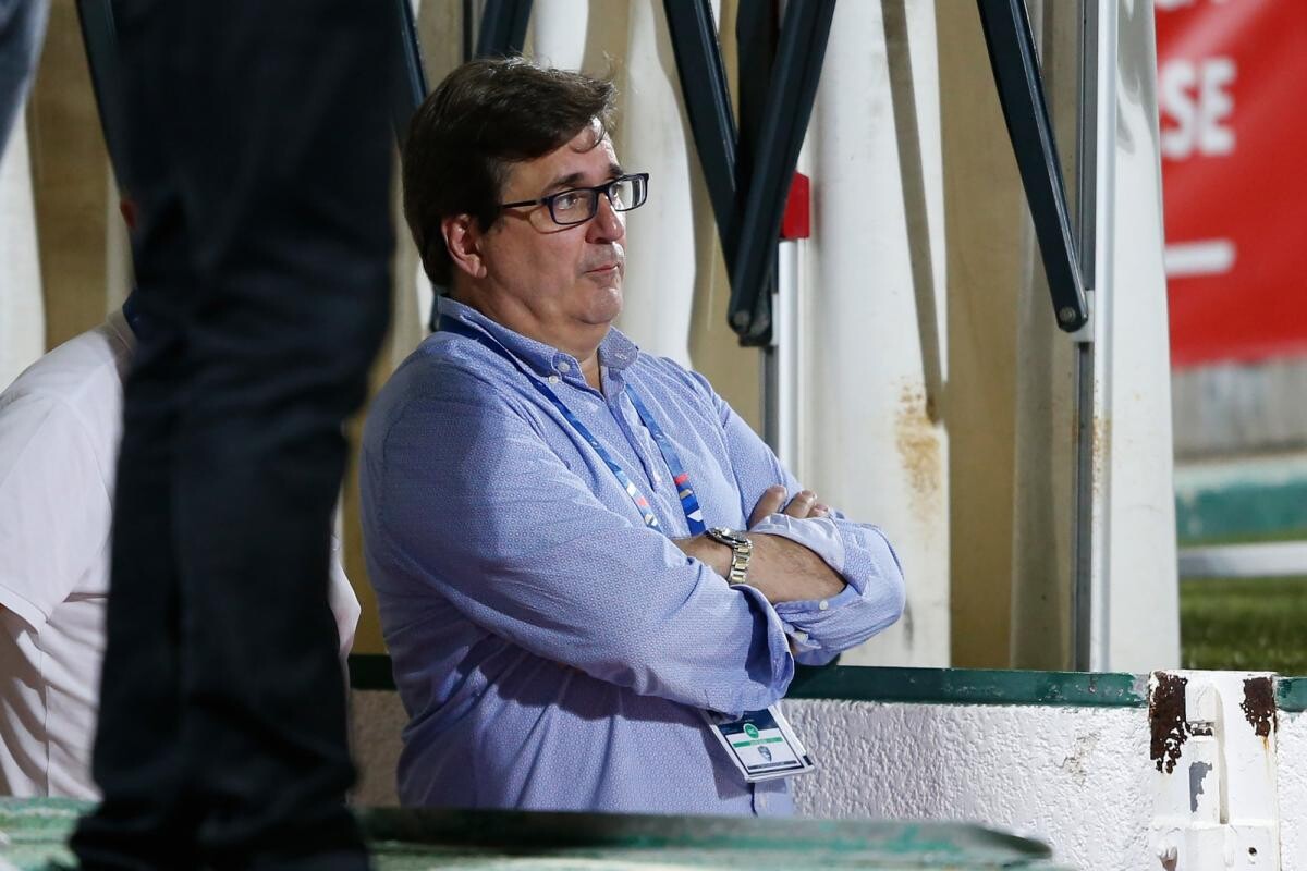 lequipe's tweet photo. Le Havre vendu à Blue Crow Sports Group

Ce vendredi, Vincent Volpe a vendu le HAC à la société Blue Crow Sports Group. Le groupe américain, déjà à la tête de plusieurs clubs, devient donc le nouveau propriétaire du club doyen français.

➡️ https://t.co/vugbobiTl9 https://t.co/e9kitJZs7I