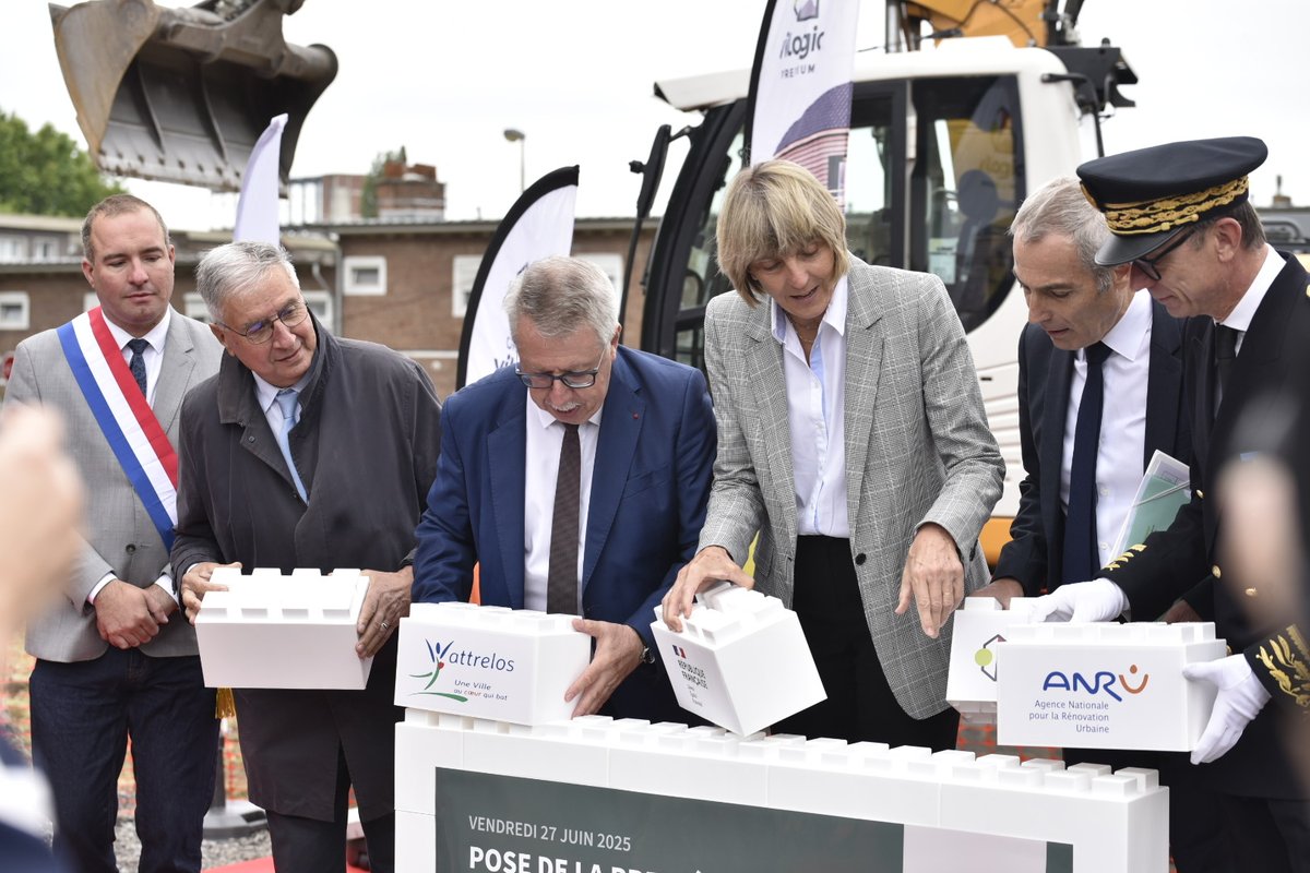 valerieletard's tweet photo. Ce matin à Wattrelos pour concrétiser un projet de transformation exemplaire du quartier des Villas.

✅ Pose de la 1ʳᵉ pierre de 80 logements neufs en PSLA
✅ Réouverture d'un supermarché : 1 500 m², 30 emplois
✅ 3 barres d'immeubles démolies, 9 M€ investis dont 3,5 M€ de l'@AnruOfficiel

Le quartier retrouve un avenir digne, durable et solidaire.
