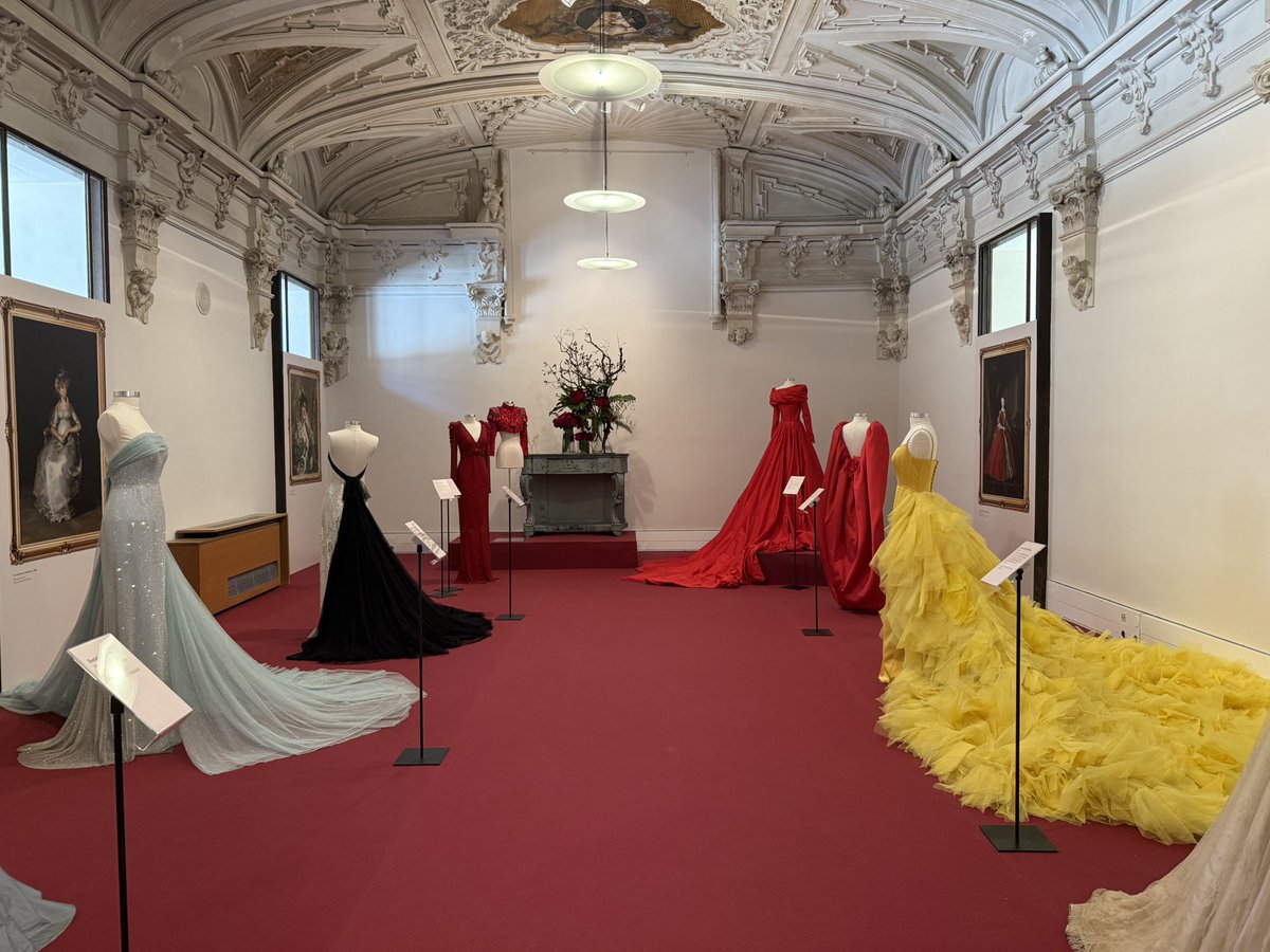 VProyeccionUCLM's tweet image. Hoy concluimos las actividades organizadas desde @VProyeccionUCLM con motivo de la celebración del Corpus Christi en Toledo. Como eje central, la exposición “Entretejidos: #Caprile en Toledo” ha fusionado alta costura y pintura en un recorrido por 30 años de su taller 👗