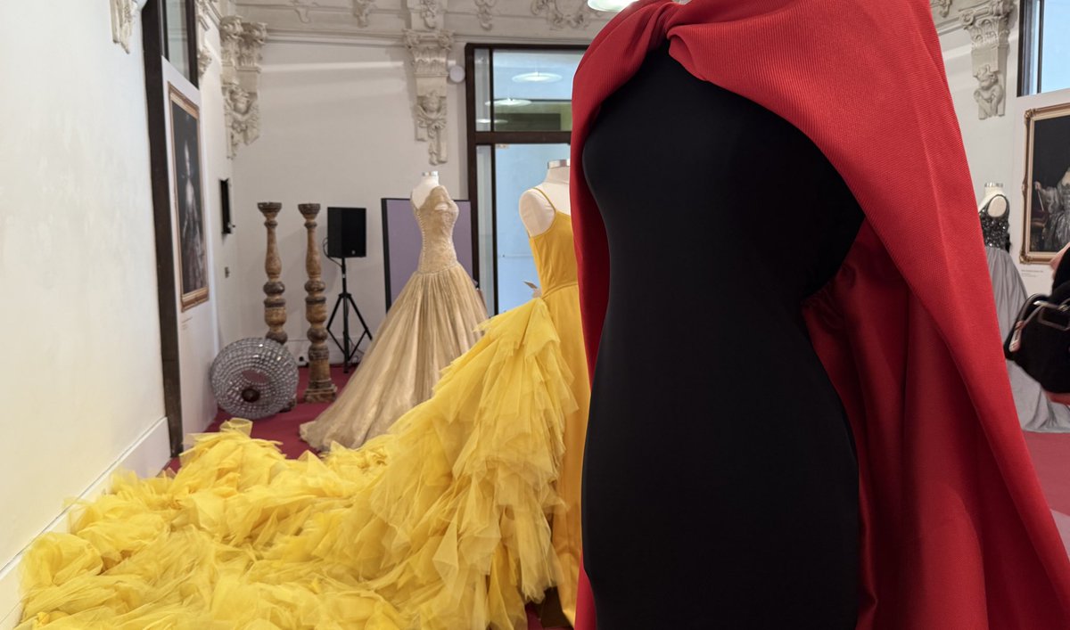 VProyeccionUCLM's tweet image. Hoy concluimos las actividades organizadas desde @VProyeccionUCLM con motivo de la celebración del Corpus Christi en Toledo. Como eje central, la exposición “Entretejidos: #Caprile en Toledo” ha fusionado alta costura y pintura en un recorrido por 30 años de su taller 👗