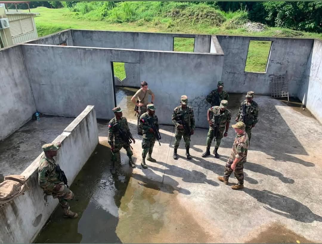 HT_DefenseObsvr's tweet photo. Pourquoi demandons-nous l'aide la #MMAS au lieu de demander à @GermanyDiplo du soutien pour les #FADH en matière d'assistance technique, de formation, d'aide militaire et d'accords commerciaux de défense pour renforcer la capacité opérationnelle des Forces armées d'Haïti (FAD'H) ?
@BMVg_Bundeswehr @PresidenceHT @MDefenseHT @PrimatureHT @Fritzalphonsej @leslievoltaire @EdgardLeblanc @Lsaintcyr @joseph_frinel @SmiAugustin @opusmoise @citoyendidier @EUDelegationHt @AmbAlleHt