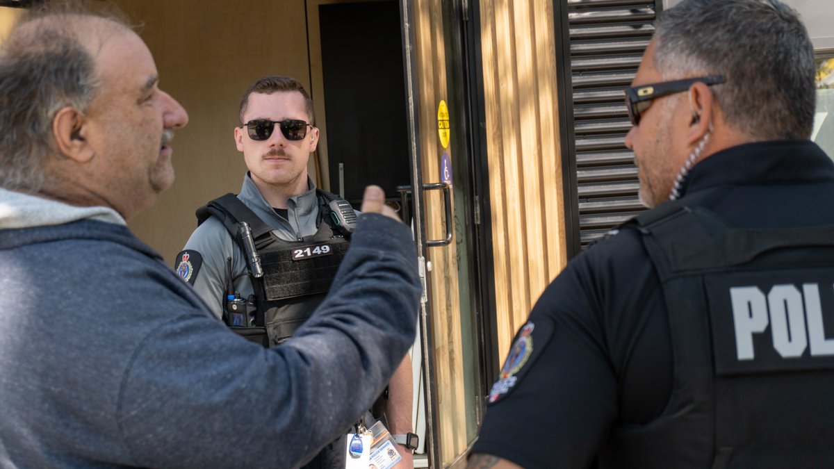 reginapolice's tweet photo. Earlier this week, officers took part in another successful “All Out Progressive Policing” initiative. This month’s focus: Downtown &amp; Heritage neighbourhoods. Over 480 community contacts, including 115 businesses.

Thanks to everyone who connected with us! https://t.co/a3d7LmUSzV