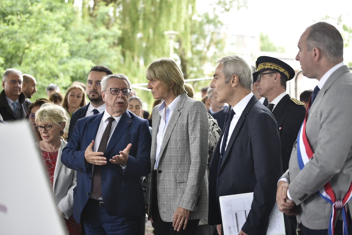valerieletard's tweet photo. Ce matin à Wattrelos pour concrétiser un projet de transformation exemplaire du quartier des Villas.

✅ Pose de la 1ʳᵉ pierre de 80 logements neufs en PSLA
✅ Réouverture d'un supermarché : 1 500 m², 30 emplois
✅ 3 barres d'immeubles démolies, 9 M€ investis dont 3,5 M€ de l'@AnruOfficiel

Le quartier retrouve un avenir digne, durable et solidaire.