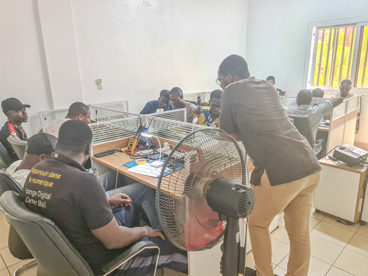 ODC_Mali's tweet photo. 🔧 25 jeunes en formation Réparation &amp; Maintenance avec Danew Talla Electronics &amp; ODC Mali !
💡 2 mois pour se former, viser l’emploi ou lancer leur business.
Demain, ils seront prêts à vous servir ! 💼⚡
#OrangeDigitalCenter #Skills4Future #TechForImpact #Jeunesse https://t.co/hUqtyqUL9G