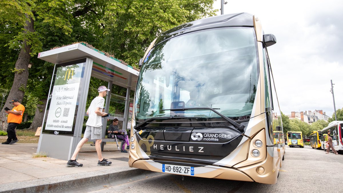Grand Reims (@grandreims) on Twitter photo #BHNS : le premier véhicule de la flotte, qui en comptera 20 au total, est présenté aux habitants. Les équipes du Grand Reims et de <a href="/GrandReims_Mob/">Grand Reims Mobilités</a> vous donnent rdv : aujourd'hui jusqu'à 18h et demain de 14h à 18h, à l'arrêt Gare-Centre à #Reims. => Infos bit.ly/4en63cM #BHNS : le premier véhicule de la flotte, qui en comptera 20 au total, est présenté aux habitants. Les équipes du Grand Reims et de <a href="/GrandReims_Mob/">Grand Reims Mobilités</a> vous donnent rdv : aujourd'hui jusqu'à 18h et demain de 14h à 18h, à l'arrêt Gare-Centre à #Reims. => Infos bit.ly/4en63cM