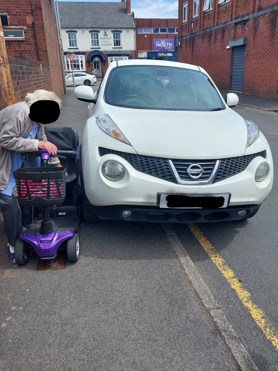 BrierleyHillWMP's tweet image. Please be aware of inconsiderate parking. As you can see this lady in Kingswinford had to be lifted out of her mobility scooter after getting stuck between a car parked over the pavement and a telegraph pole. Driver eventually returned and has been reported. #DYNHT3