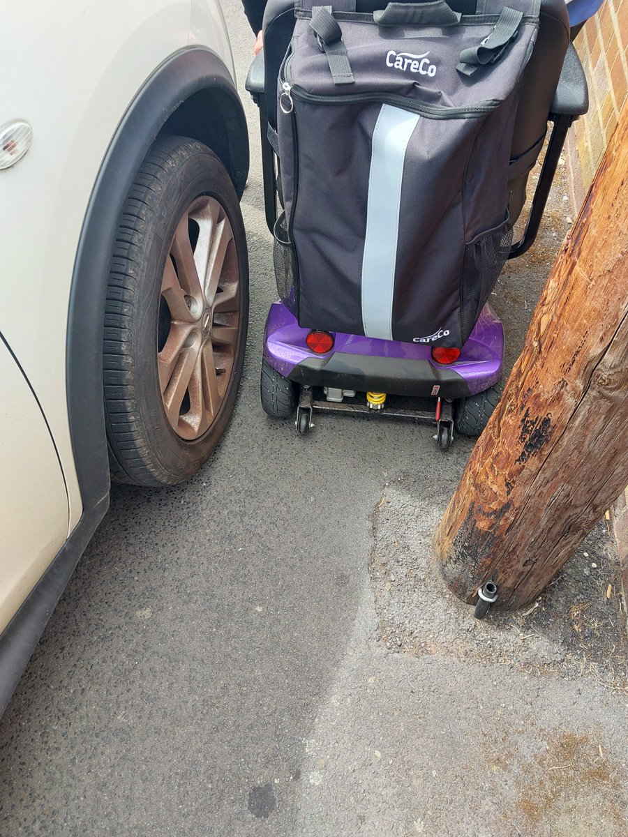 BrierleyHillWMP's tweet image. Please be aware of inconsiderate parking. As you can see this lady in Kingswinford had to be lifted out of her mobility scooter after getting stuck between a car parked over the pavement and a telegraph pole. Driver eventually returned and has been reported. #DYNHT3