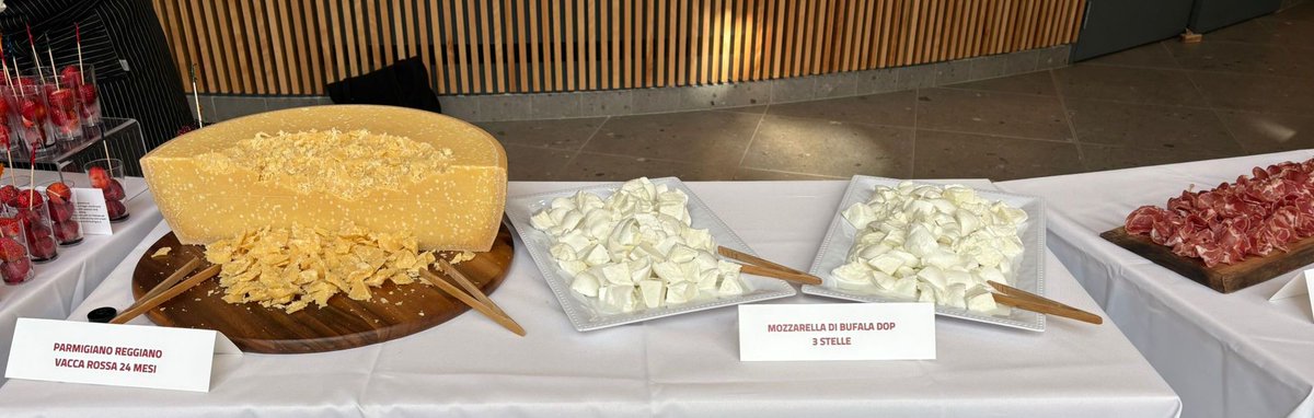 ItalyinCanada's tweet image. Boosting 🇮🇹🇨🇦strategic cooperation on health🔬and food🧀

Yesterday, at @uOttawaHealthSc we gathered🇨🇦and🇮🇹experts for a unique event on Positive Nutrition, a holistic approach promoting a balanced and varied diet supported by an active lifestyle. 

Merci à tous les participants!