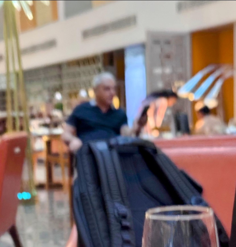 nirajrajmohan's tweet image. Grabbing a bite before our flight from Mumbai

Banker at next table is pitching a fund that isn&apos;t his,
to a company he doesn&apos;t run,
for a product he doesn&apos;t understand.

But yes, he “adds value.”