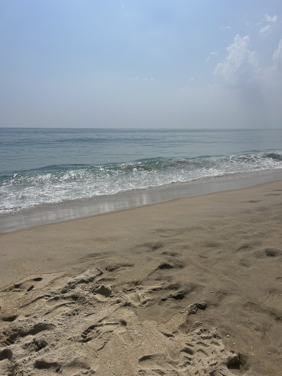 MrsAMHarrison's tweet photo. The best miles are those with sand between your toes ��♀️🌊☀️
#boycottingaverage in the OBX
@fit_leaders https://t.co/h8sA9VmW2m