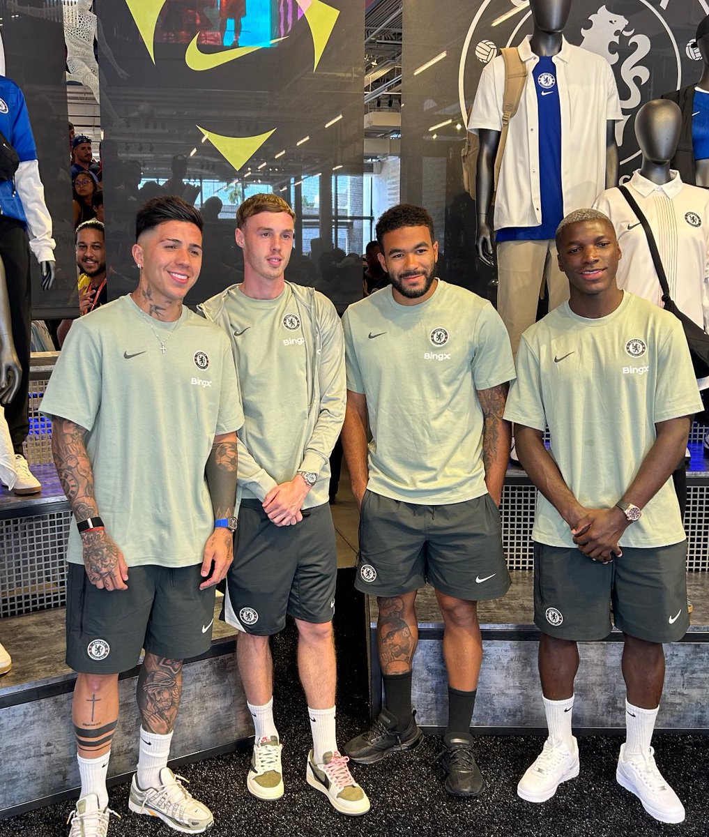 parece que están por hacer una presentación oral y ninguno quiere empezar (enzo es el caradura que no estudió)