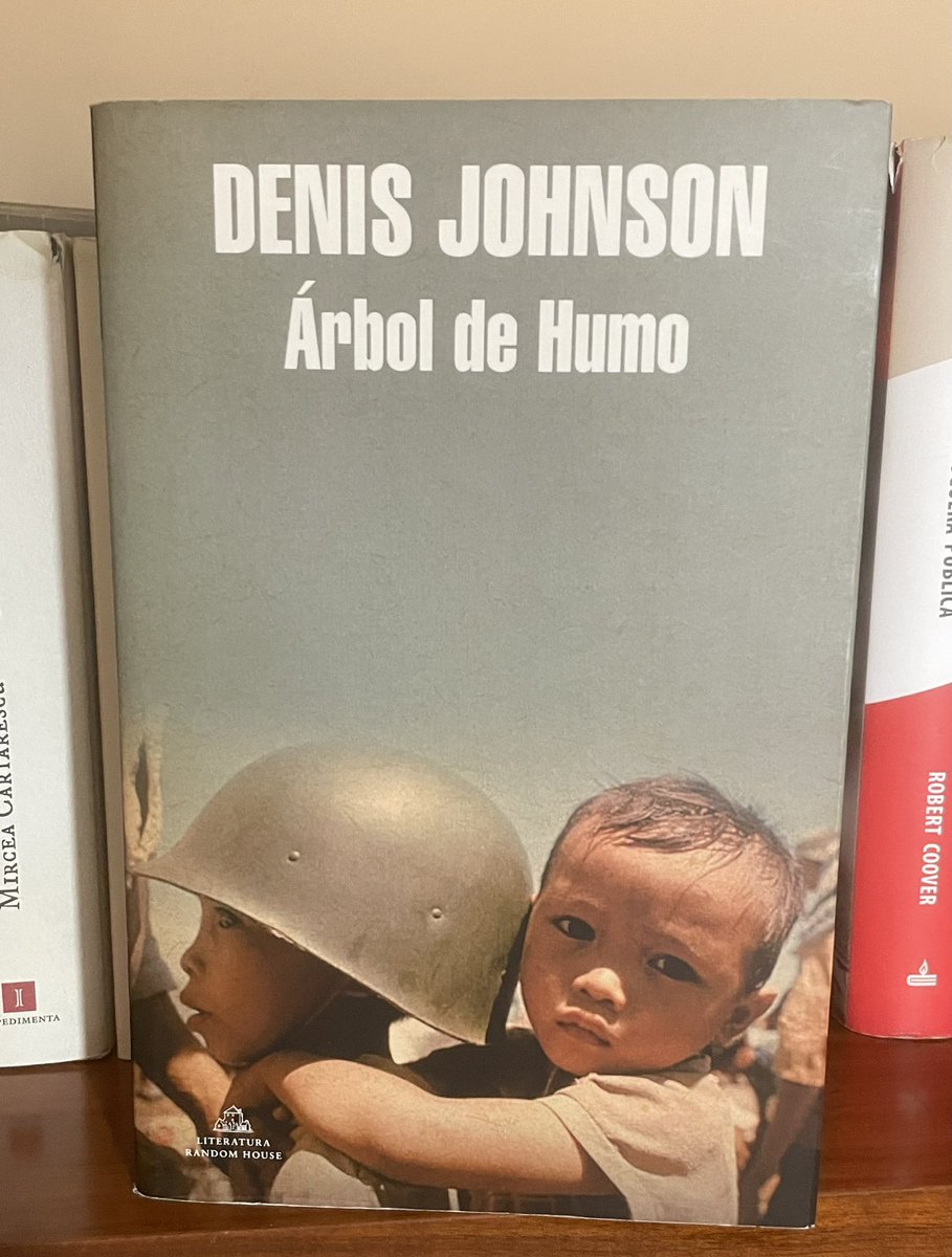 Uno de mis libros favoritos (y más queridos): La guerra de Vietnam, la locura, las drogas, las sectas místicas, las organizaciones revolucionarias, la filosofía de Cioran, el tratamiento de datos como arma de guerra, la compasión por los débiles . La maestría de Johnson
