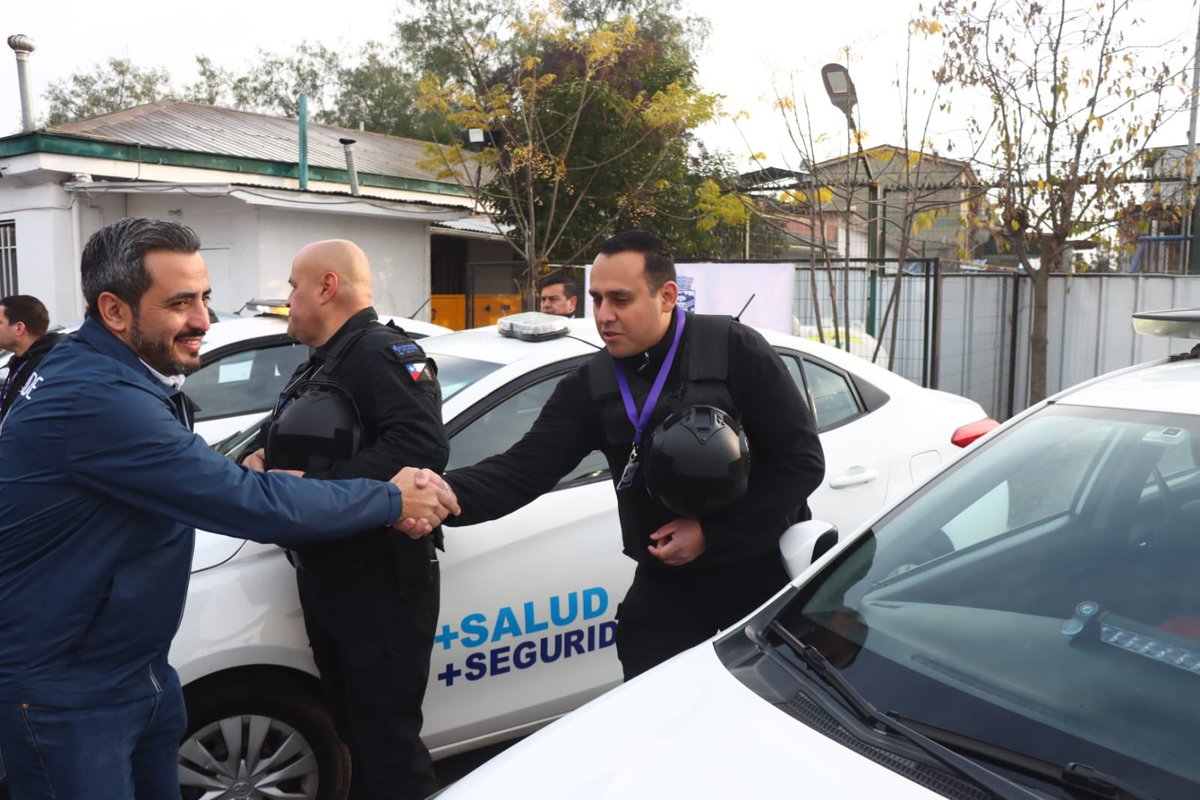 Christopher White (@alcaldewhite) on Twitter photo Junto al Pdte del Senado <a href="/mjossandon/">Manuel José Ossandón</a> recorrimos el CESFAM Raúl Branes, donde tuvimos q instalar cámaras, blindar puertas y destinar autos de seguridad exclusivos para proteger a funcionarios y pacientes. No podemos naturalizar la violencia en los centros de salud. Como sociedad, Junto al Pdte del Senado <a href="/mjossandon/">Manuel José Ossandón</a> recorrimos el CESFAM Raúl Branes, donde tuvimos q instalar cámaras, blindar puertas y destinar autos de seguridad exclusivos para proteger a funcionarios y pacientes. No podemos naturalizar la violencia en los centros de salud. Como sociedad,