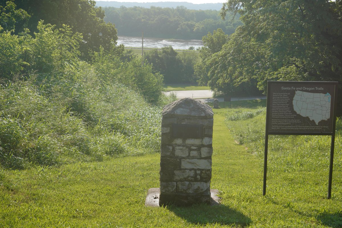 usacac's tweet image. This for this #FunFactFriday we look at the scenic overlook of "The Highway to the West," located on @FortLeavenworth. Scaled by the Lewis and Clark expedition in 1806, hundreds of supply wagons that were hauled up by horses or oxen created the cut remains in the hillside today.